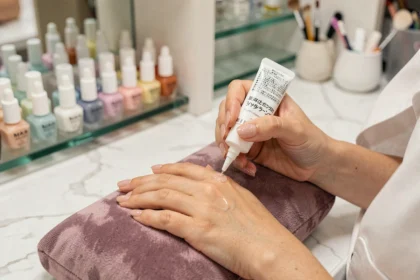 Technicienne en onglerie appliquant du gel japonais sur les ongles d'une cliente dans un salon professionnel